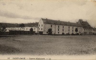 Cette vaste place servait aux militaires à faire du sport et des manoeuvres, on aperçoit dans le fond la caserne d'infanterie.